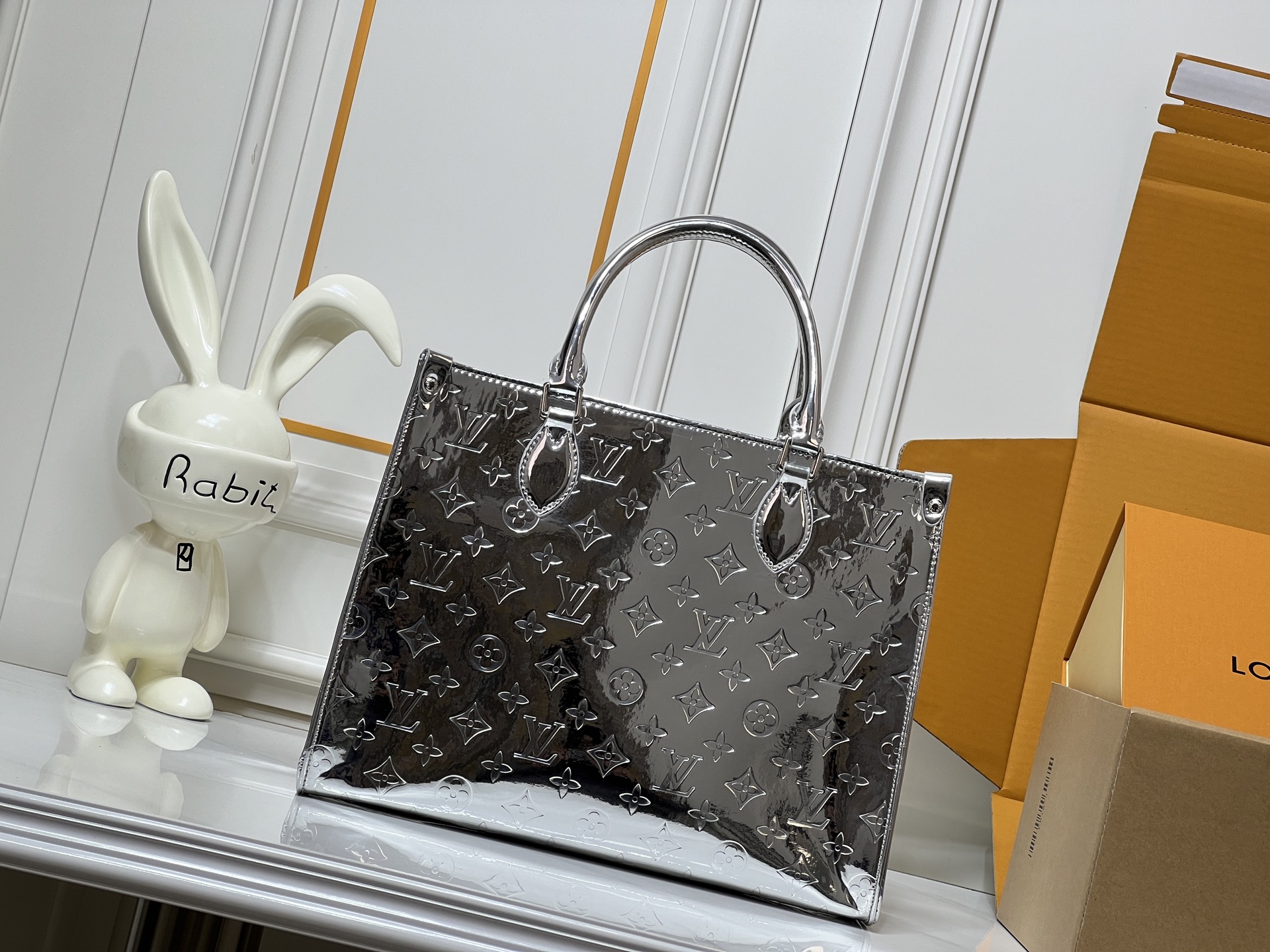 Louis Vuitton LV Classic Handbag Premium Canvas Model M13253 Padlock Detail Luxury Daily Wear Luxury Accessory